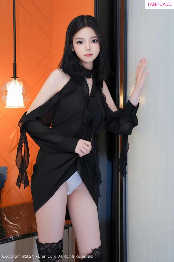   [XiuRen]高清写真图 2024.06.05 No.8651 唐心心 黑丝美腿第22张图片
